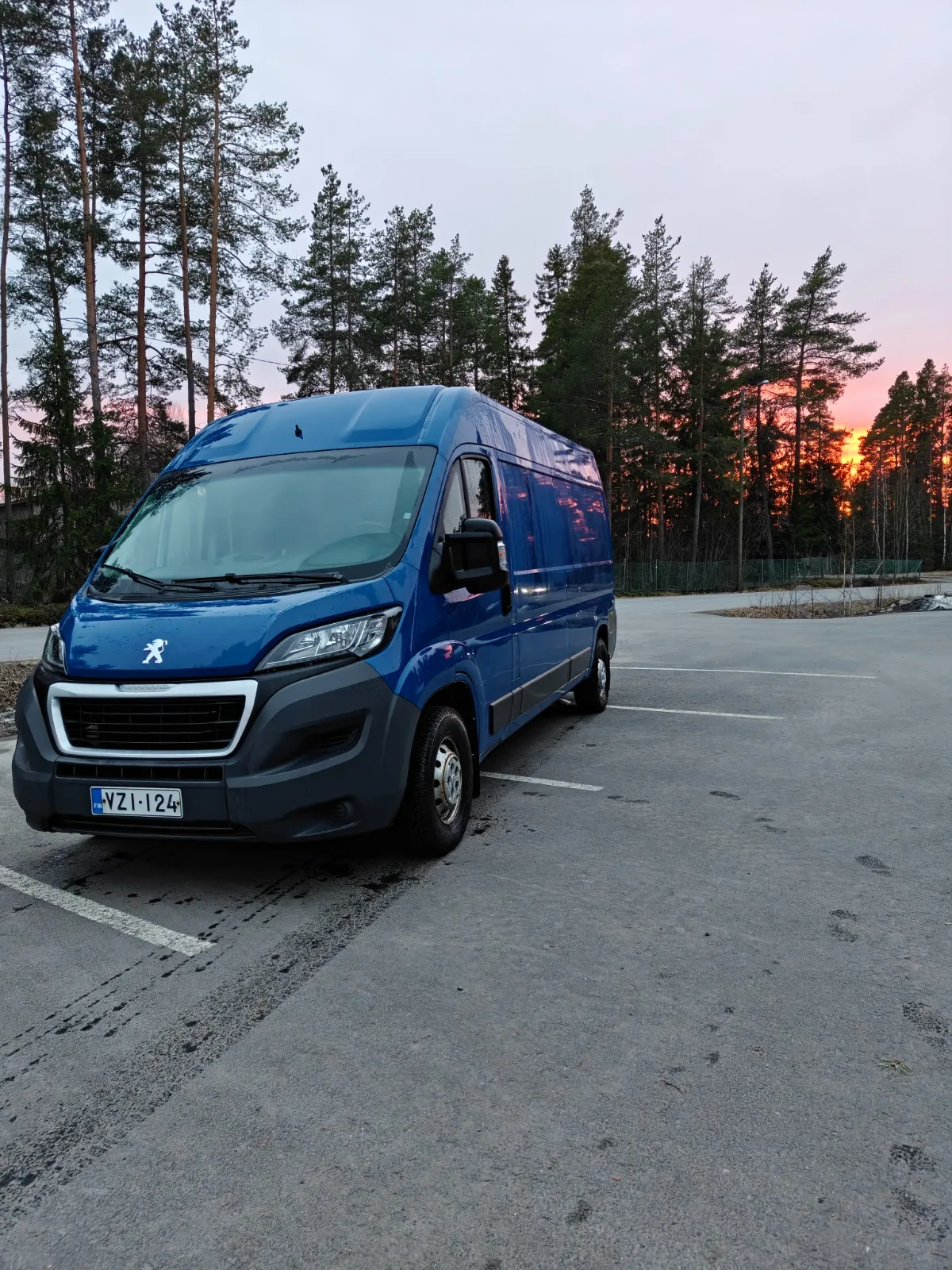 Peugeot Boxer pakettiauto vuokralle Seinäjoella – tilava tavaratila ja vetokoukku
